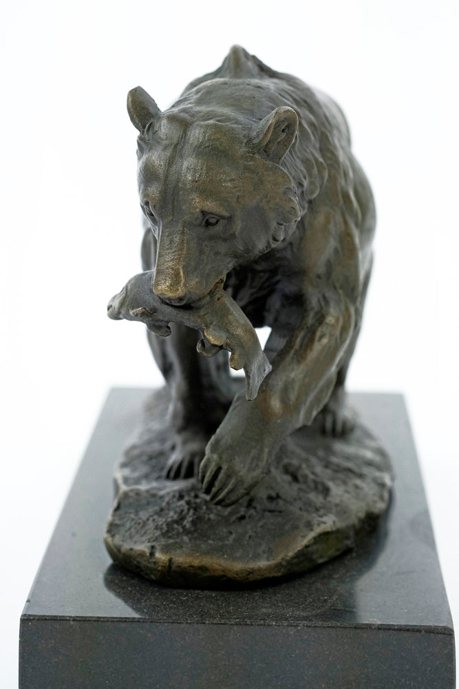 Bronzen beeld van een grizzlybeer met een vis