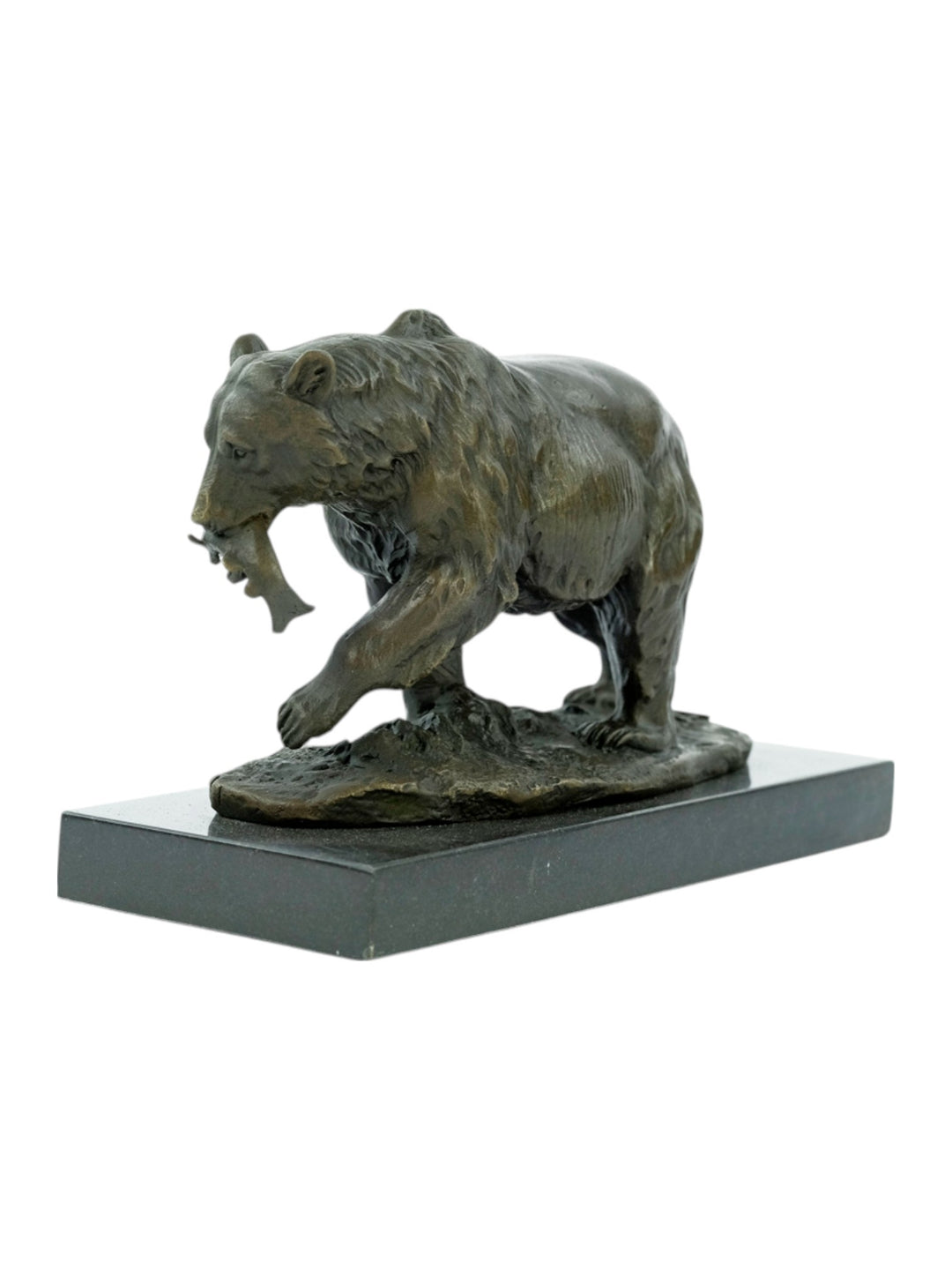 Bronzen beeld van een grizzlybeer met een vis