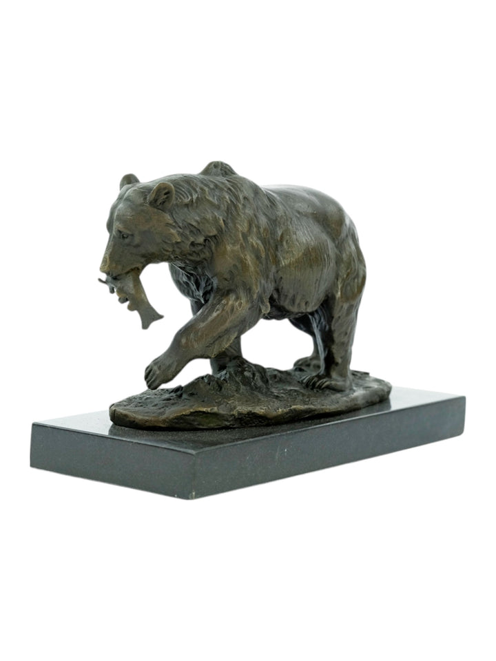 Bronzen beeld van een grizzlybeer met een vis