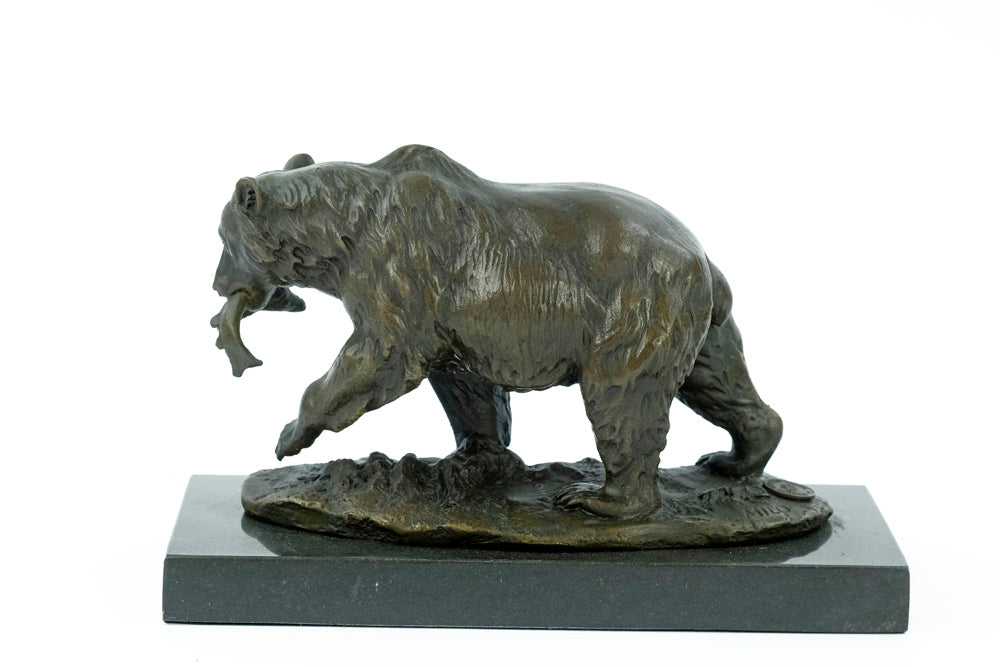 Bronzen beeld van een grizzlybeer met een vis