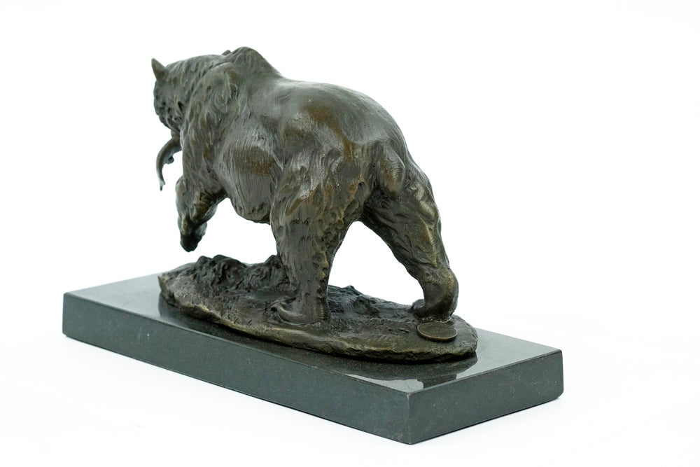 Bronzen beeld van een grizzlybeer met een vis