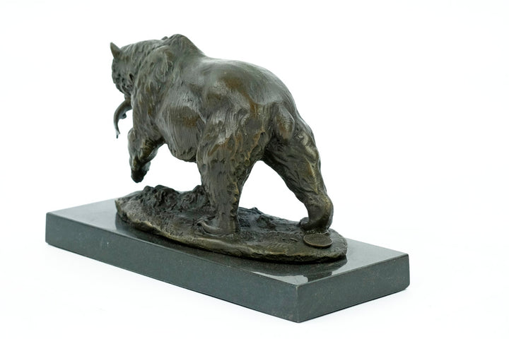 Bronzen beeld van een grizzlybeer met een vis