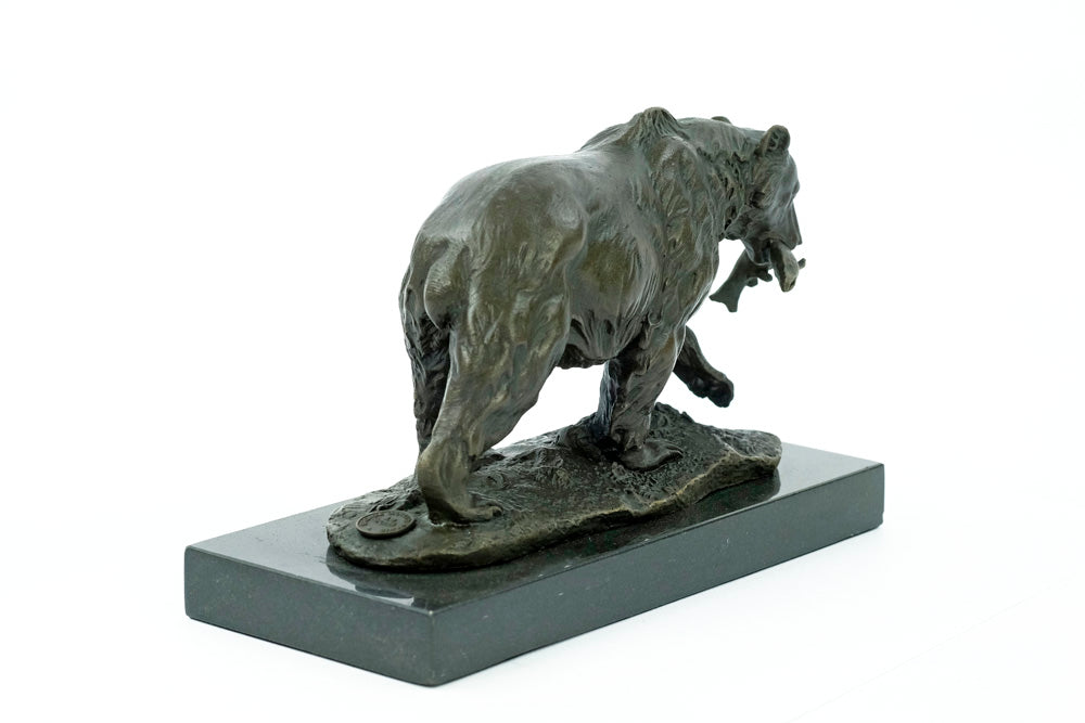 Bronzen beeld van een grizzlybeer met een vis
