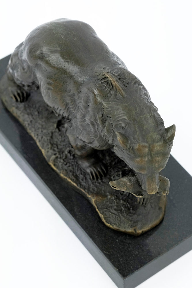 Bronzen beeld van een grizzlybeer met een vis
