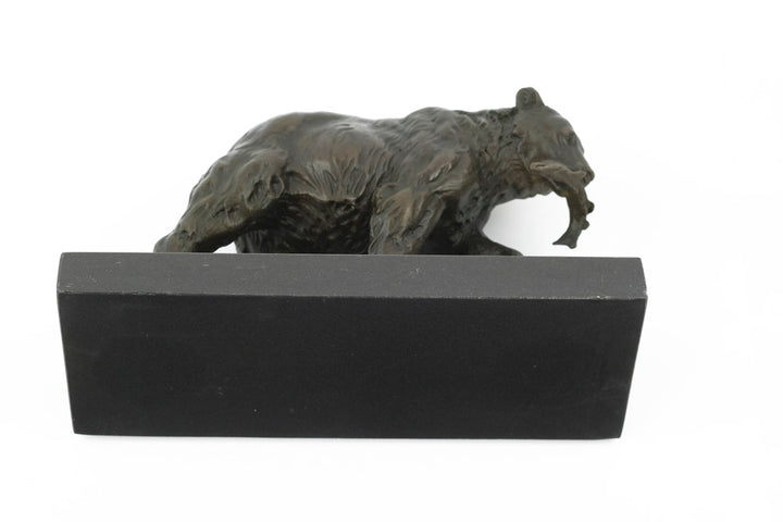 Bronzen beeld van een grizzlybeer met een vis