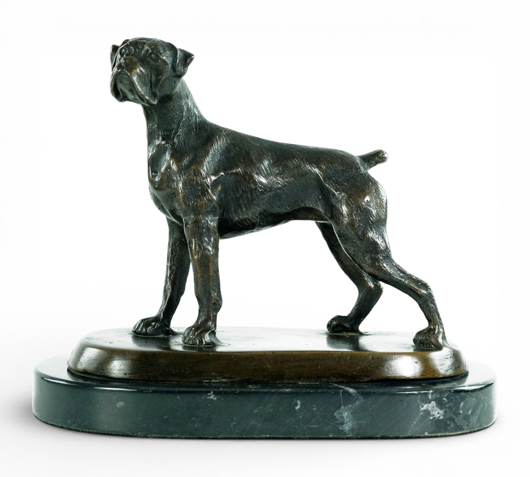 Sculpture en bronze d'un chien boxer debout