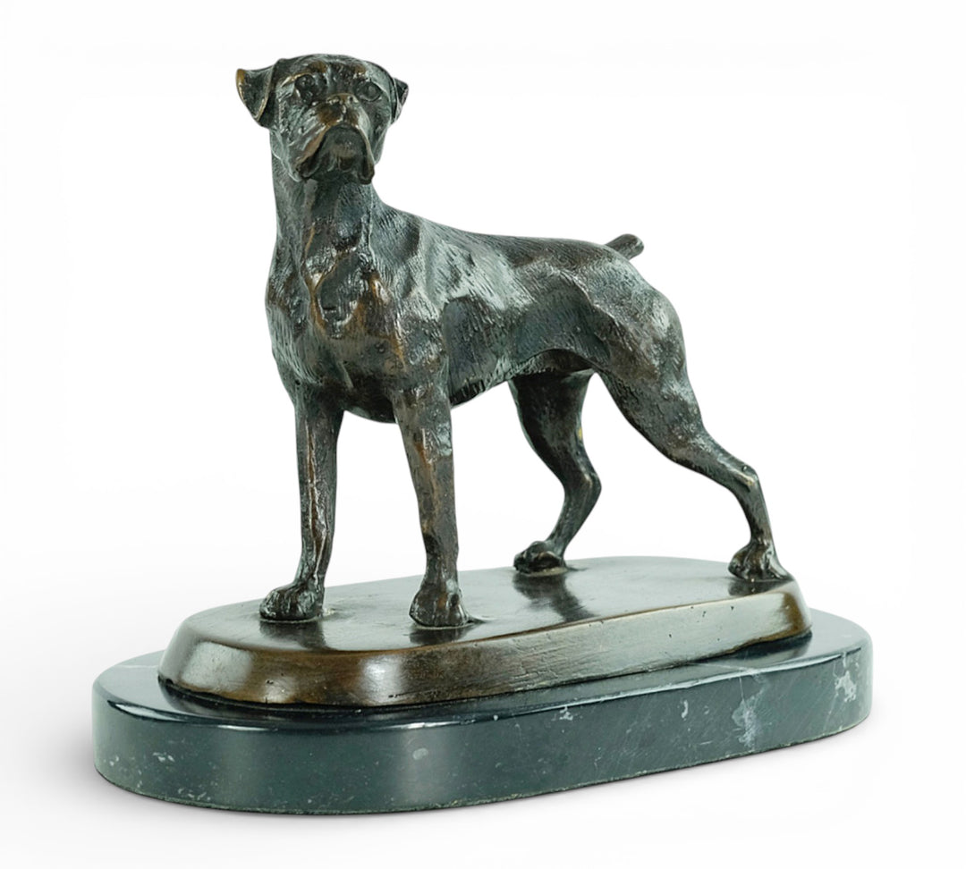 Sculpture en bronze d'un chien boxer debout