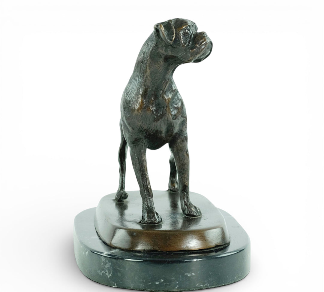 Sculpture en bronze d'un chien boxer debout