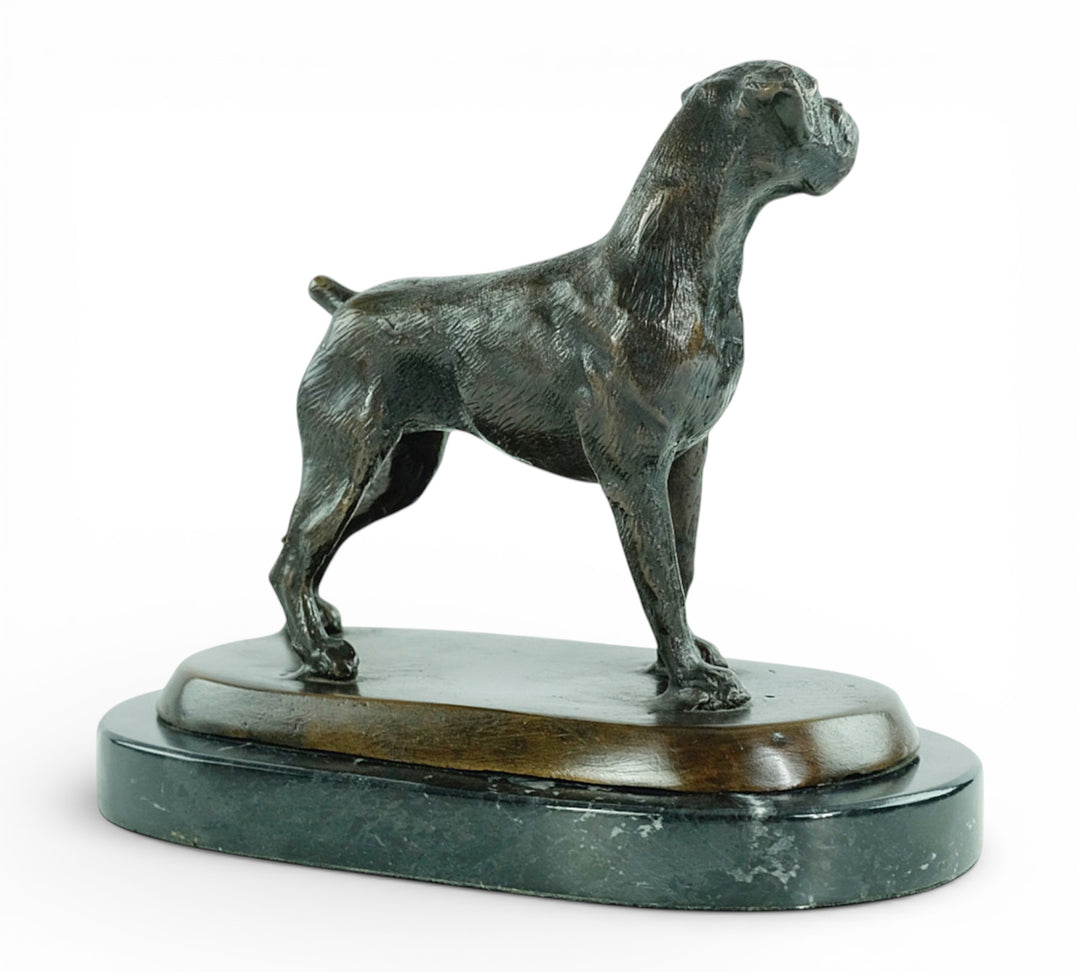 Sculpture en bronze d'un chien boxer debout