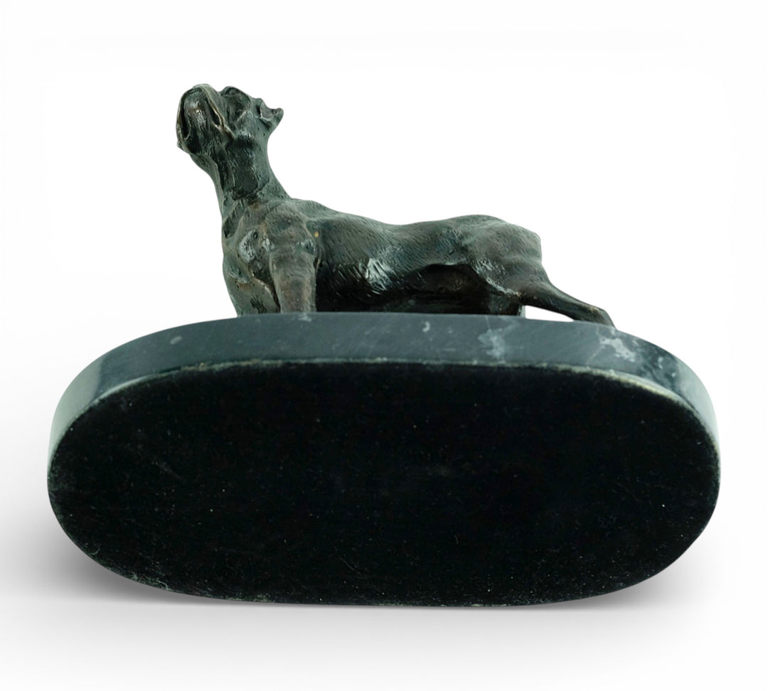 Sculpture en bronze d'un chien boxer debout