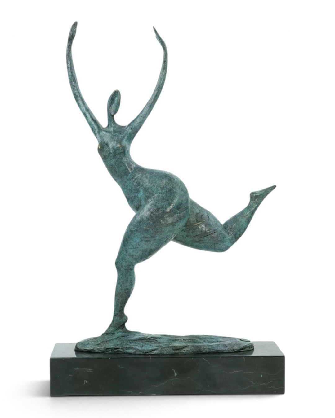 Escultura moderna de bronce de una mujer bailando libremente