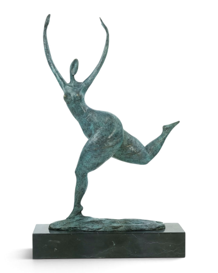 Escultura moderna de bronce de una mujer bailando libremente