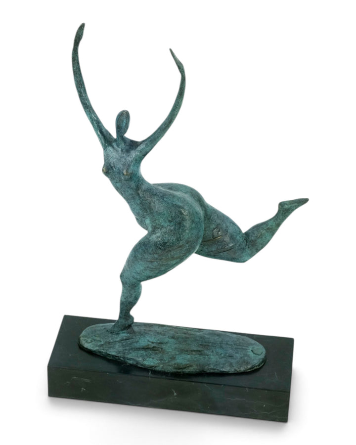 Escultura moderna de bronce de una mujer bailando libremente