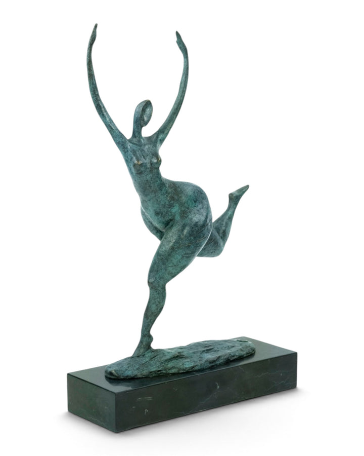 Escultura moderna de bronce de una mujer bailando libremente