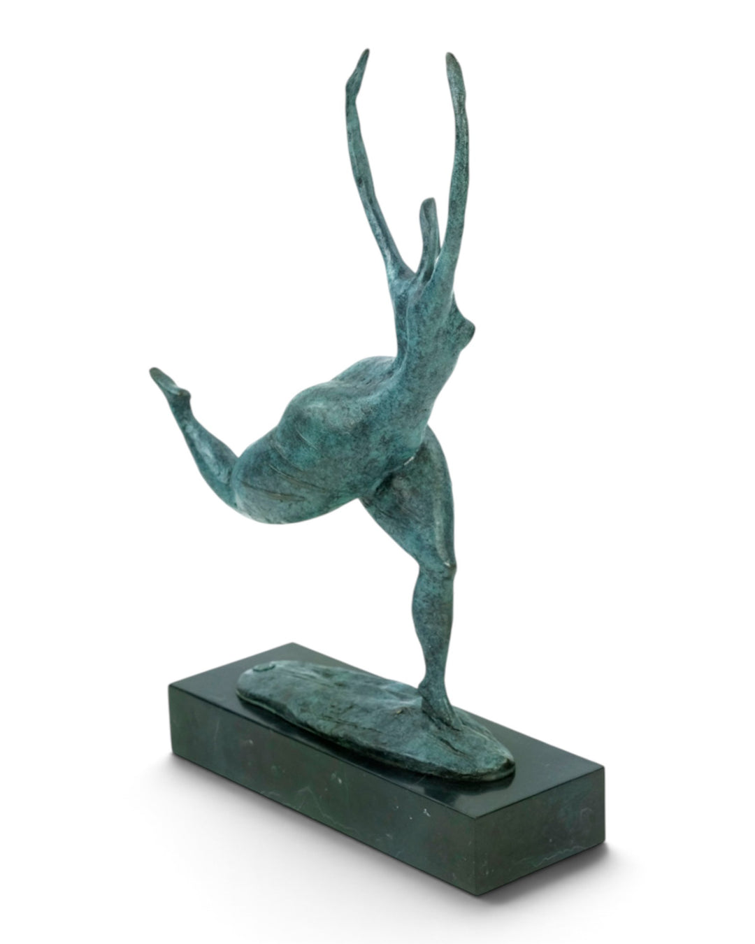 Escultura moderna de bronce de una mujer bailando libremente