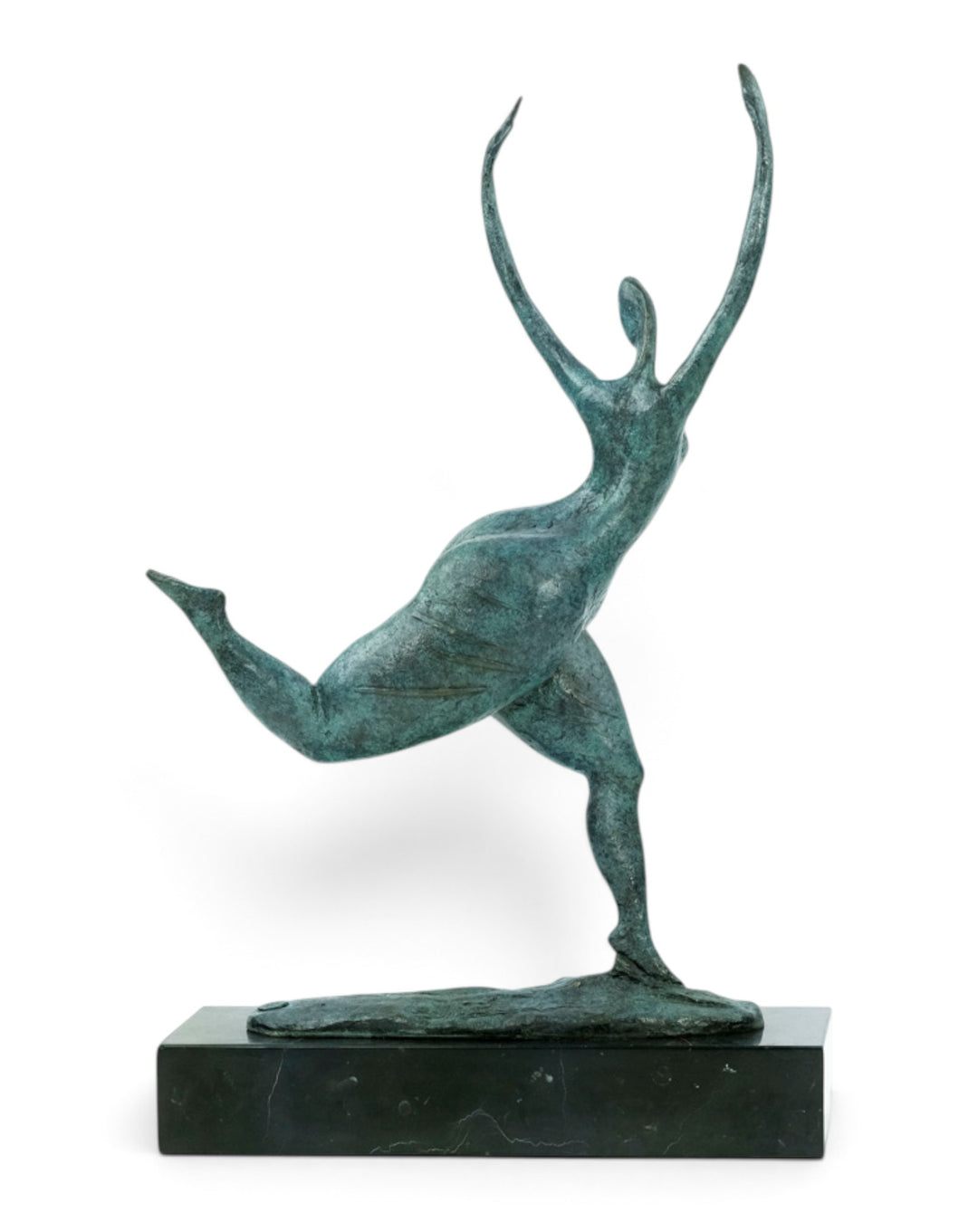 Escultura moderna de bronce de una mujer bailando libremente
