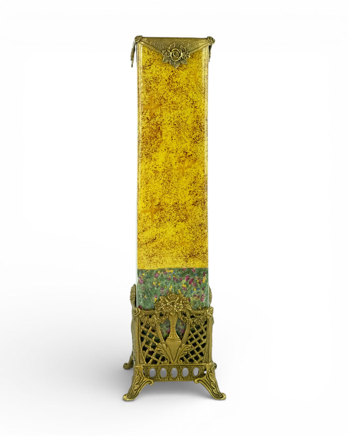 Porseleinen vaas in brons met Gustav Klimt decor