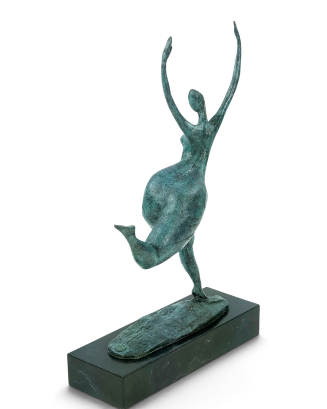 Escultura moderna de bronce de una mujer bailando libremente