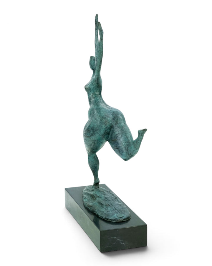 Escultura moderna de bronce de una mujer bailando libremente