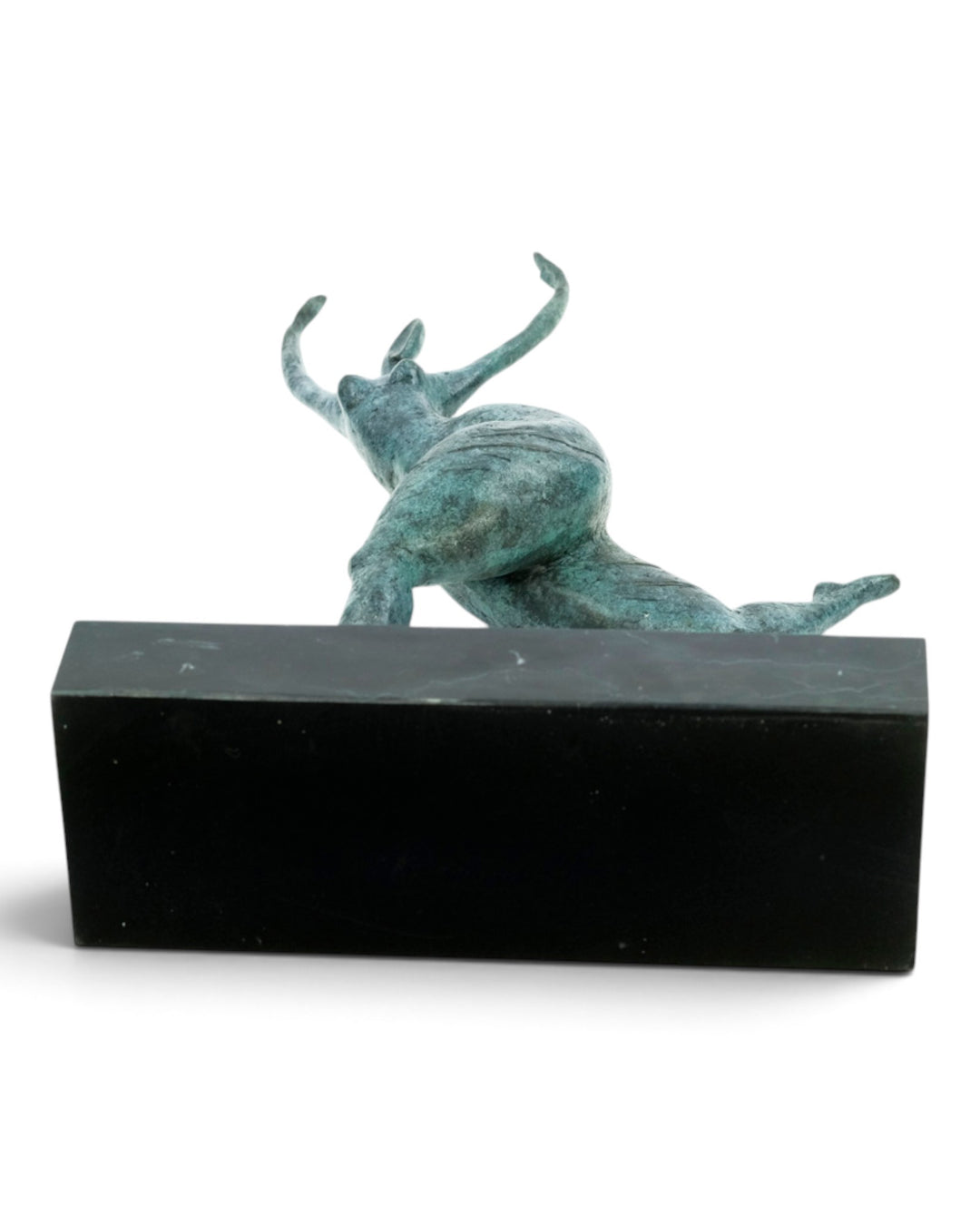 Escultura moderna de bronce de una mujer bailando libremente
