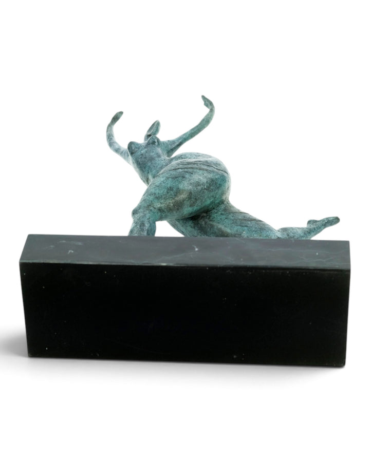 Escultura moderna de bronce de una mujer bailando libremente