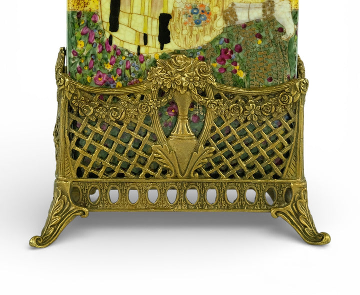 Porseleinen vaas in brons met Gustav Klimt decor