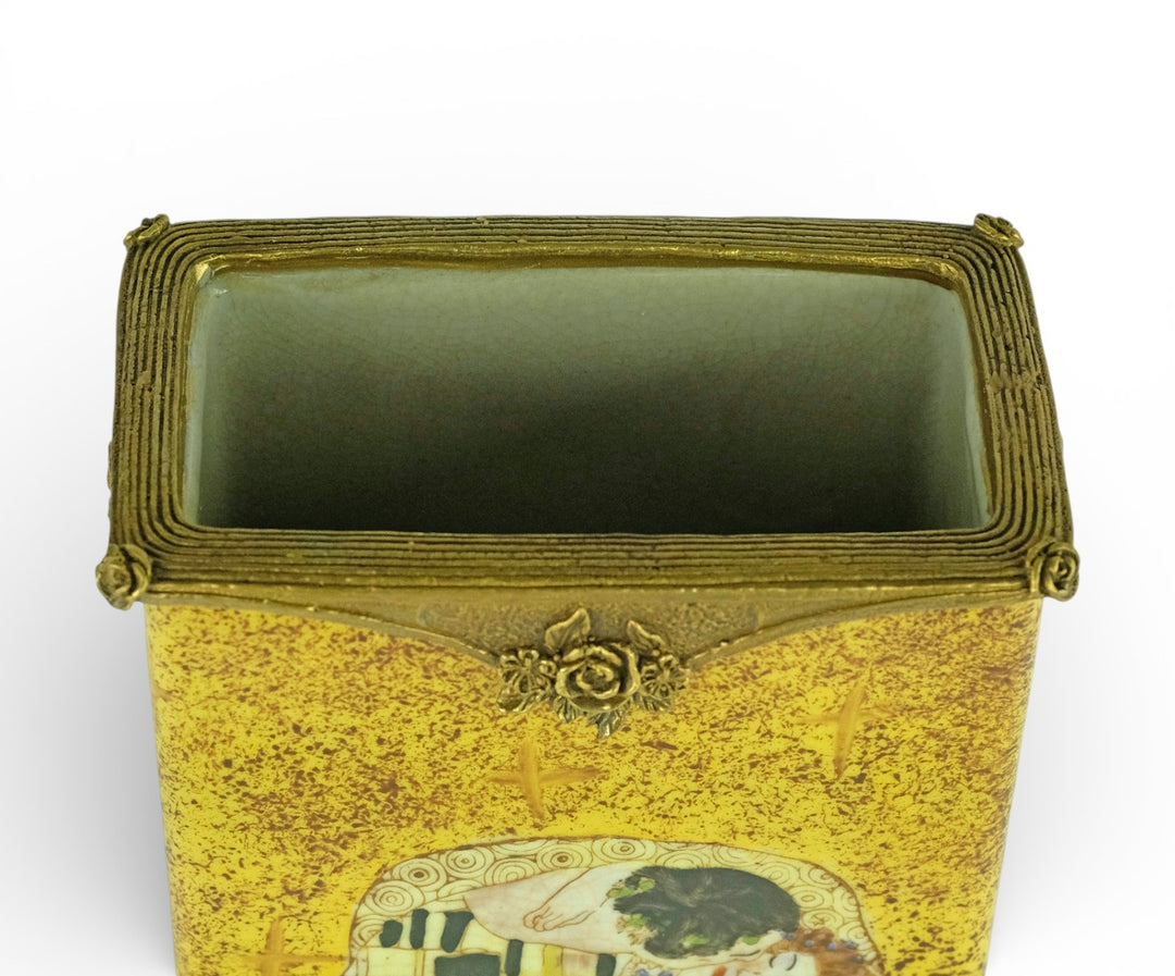 Porseleinen vaas in brons met Gustav Klimt decor