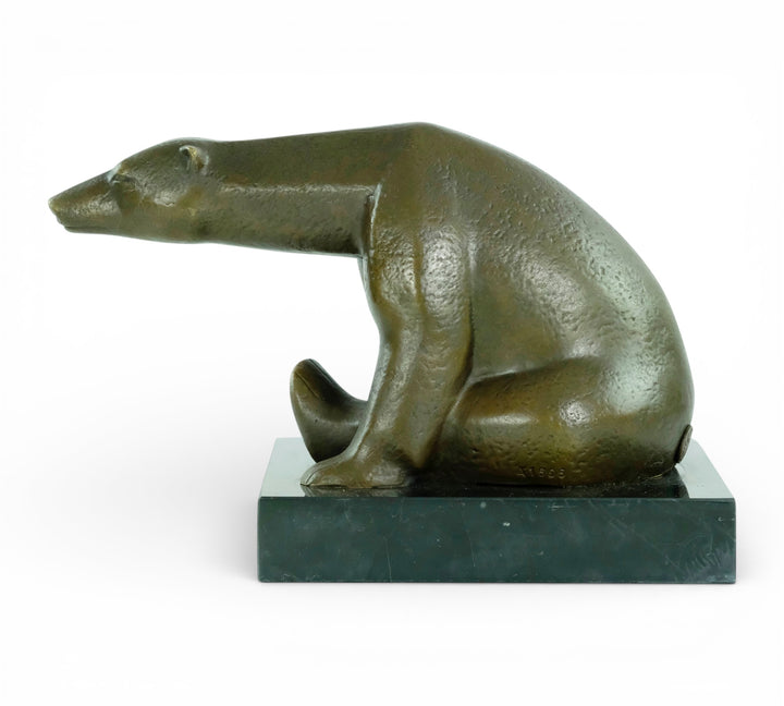 Bronzen beeld van een zittende ijsbeer