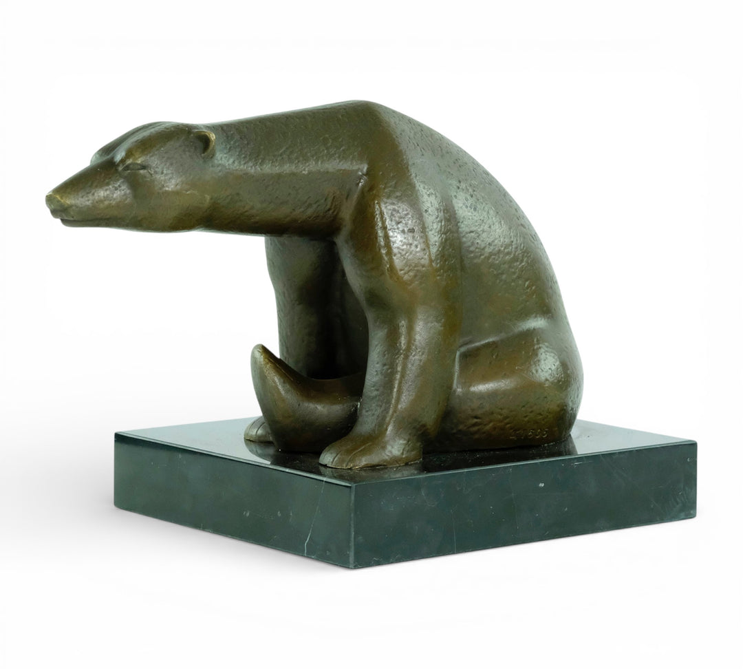 Bronzen beeld van een zittende ijsbeer