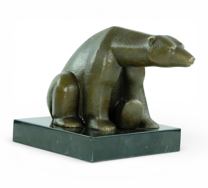 Bronzen beeld van een zittende ijsbeer