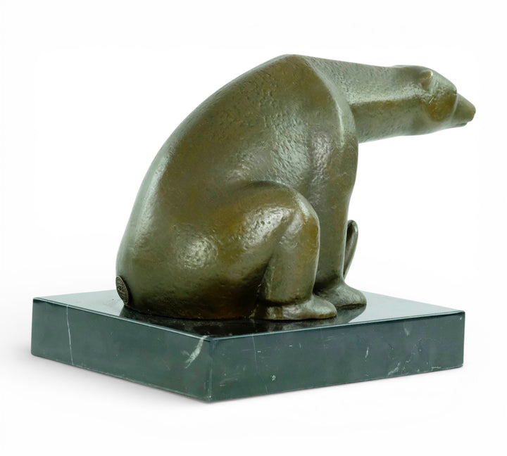 Bronzen beeld van een zittende ijsbeer