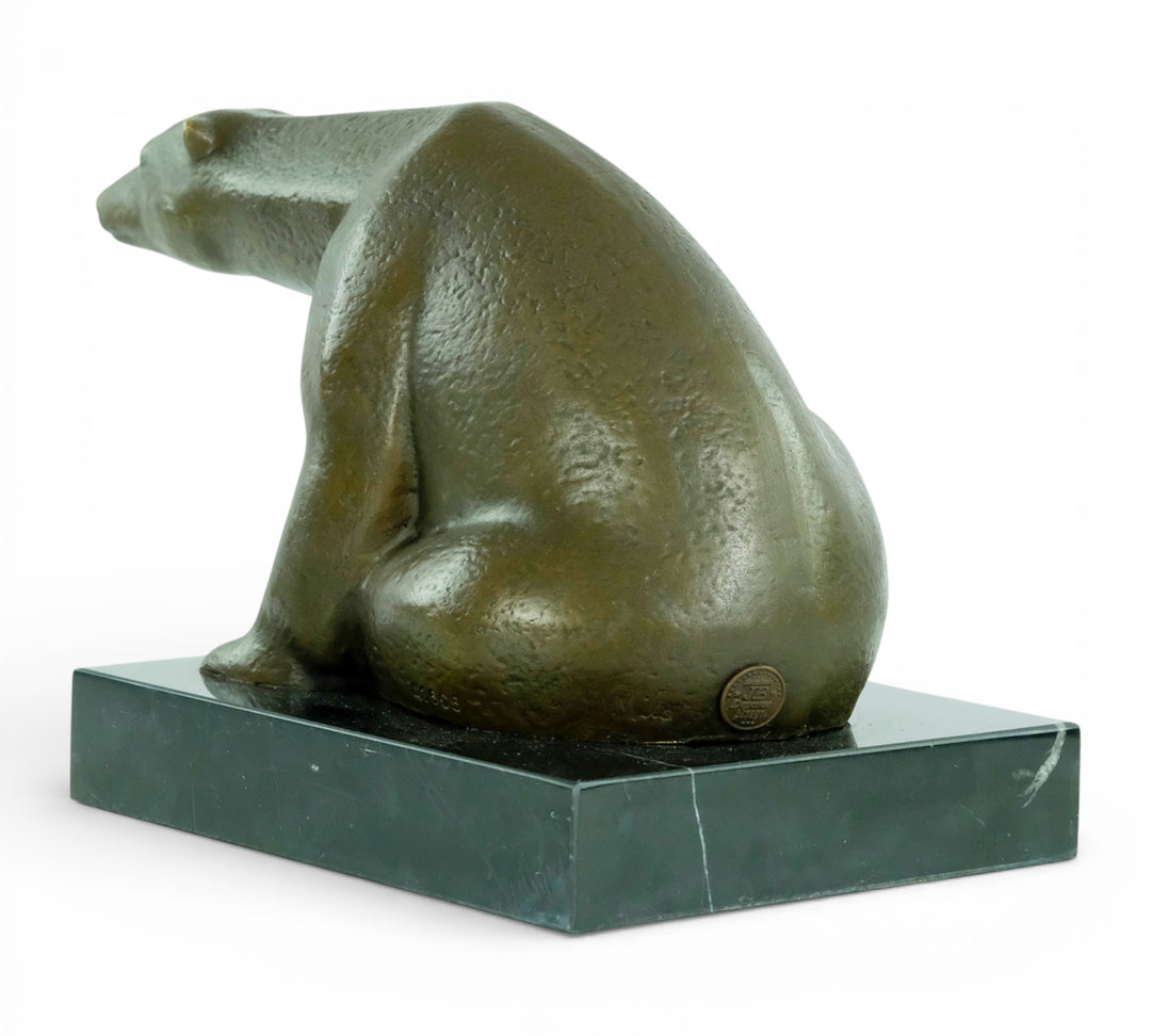 Bronzen beeld van een zittende ijsbeer