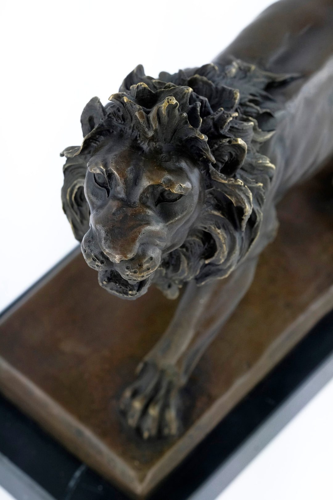 Sculpture en bronze d'un lion rugissant