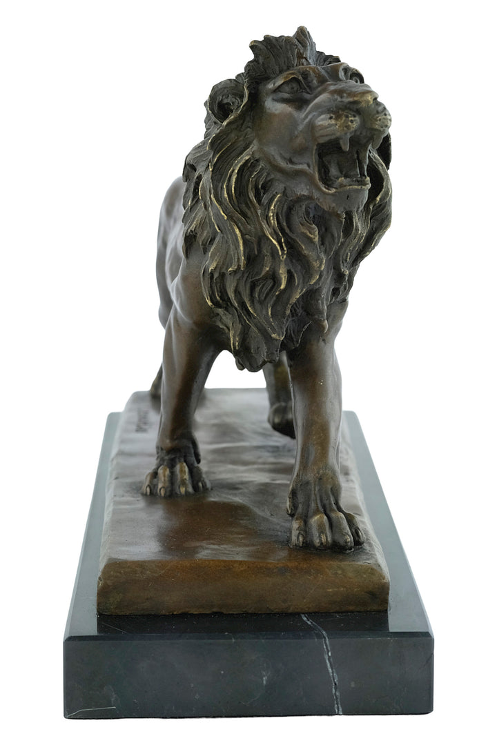 Sculpture en bronze d'un lion rugissant