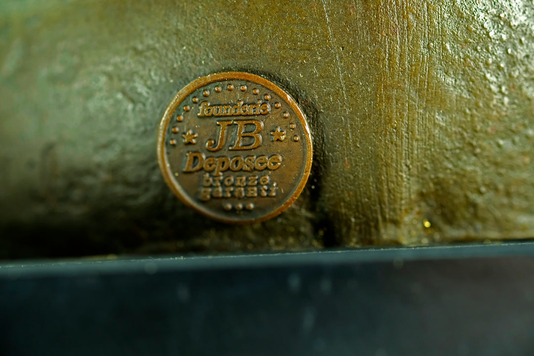 Bronzen beeld van een zittende ijsbeer