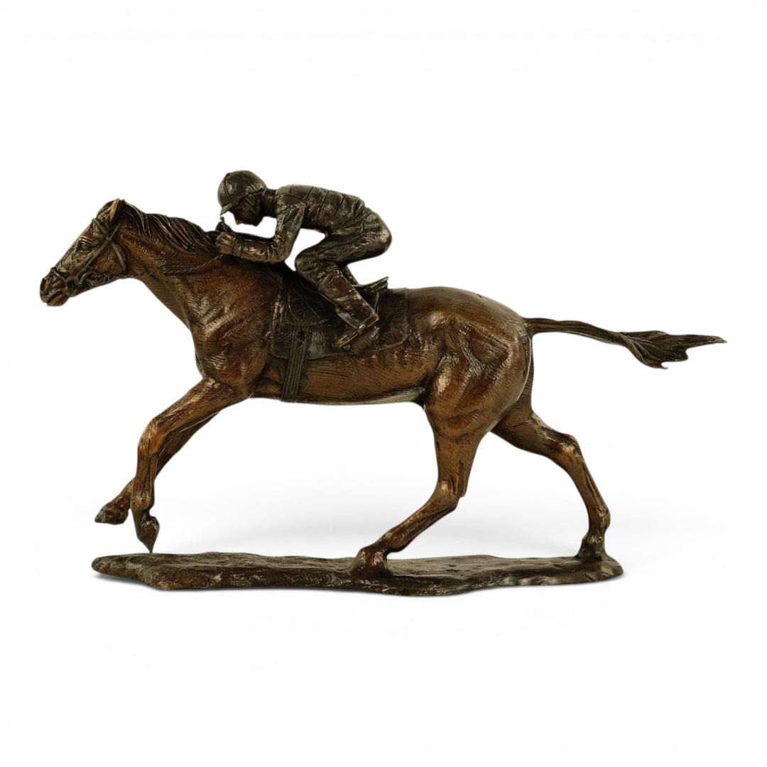 Escultura de bronce de un jinete sobre un caballo de carreras