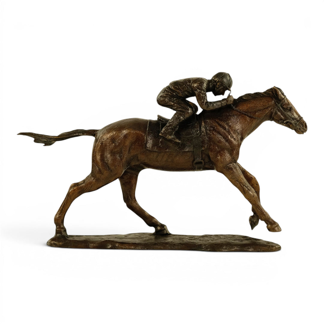 Escultura de bronce de un jinete sobre un caballo de carreras
