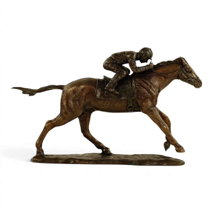 Escultura de bronce de un jinete sobre un caballo de carreras