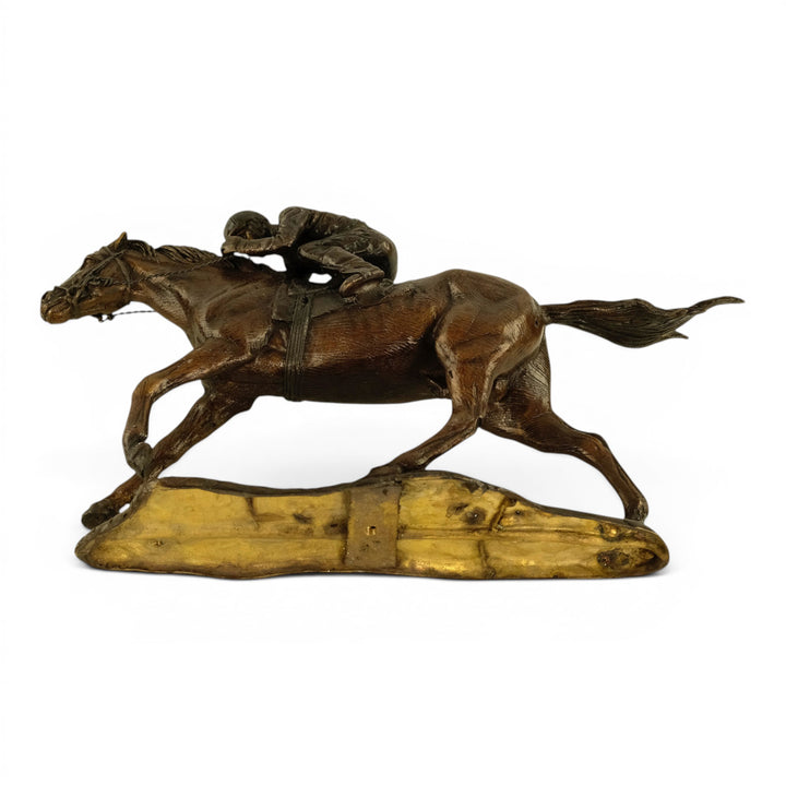 Escultura de bronce de un jinete sobre un caballo de carreras