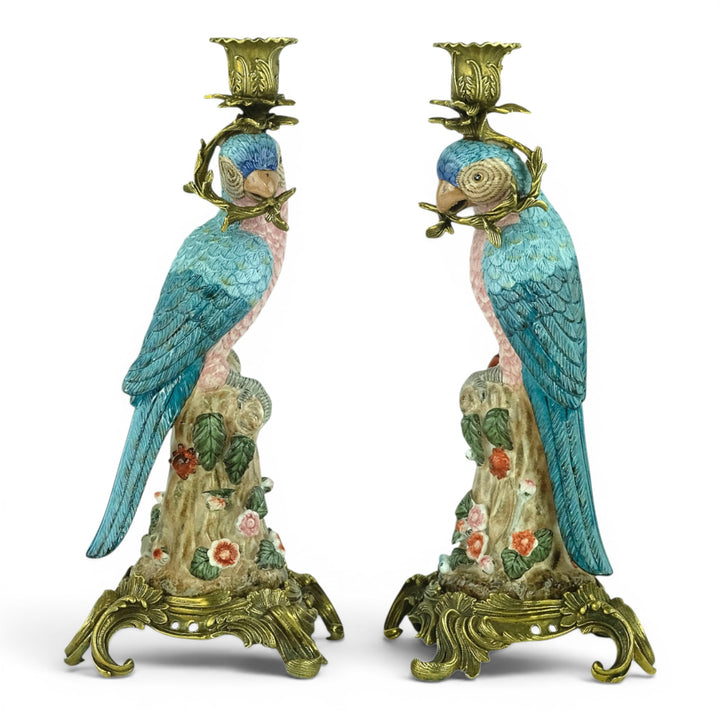 Paire de bougeoirs en porcelaine à perroquets avec monture en bronze