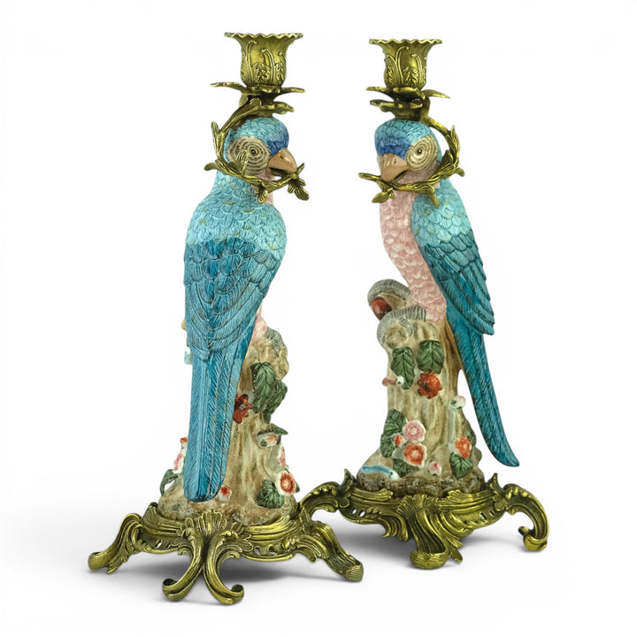 Paire de bougeoirs en porcelaine à perroquets avec monture en bronze
