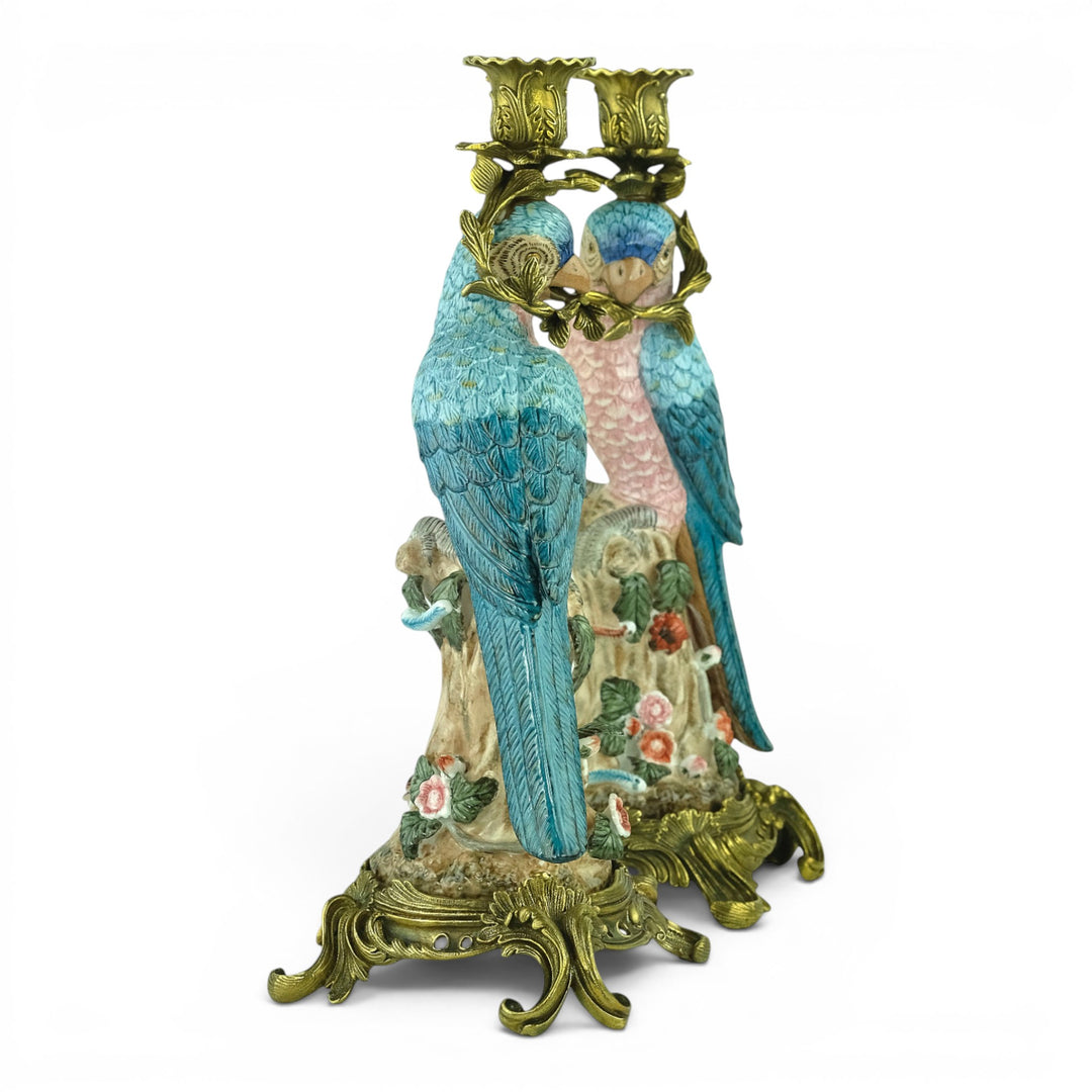 Paire de bougeoirs en porcelaine à perroquets avec monture en bronze