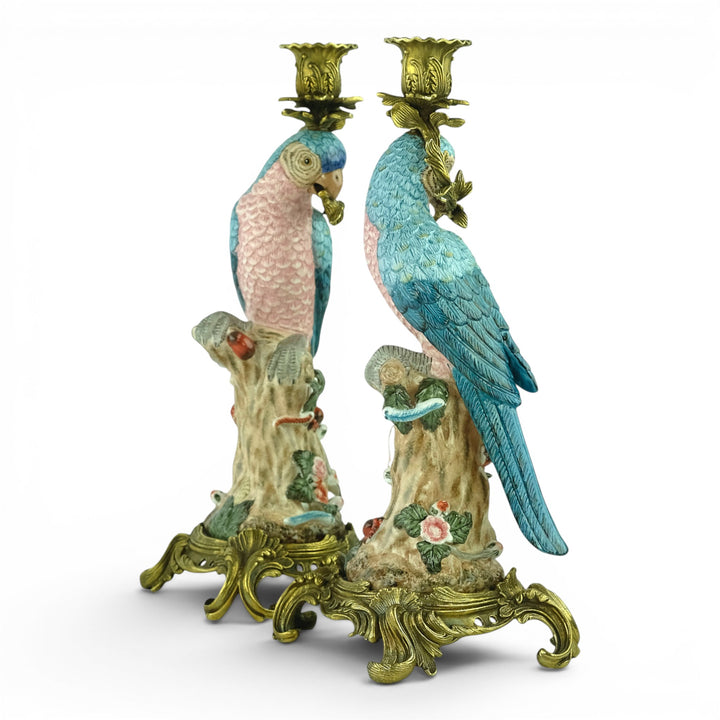 Paire de bougeoirs en porcelaine à perroquets avec monture en bronze