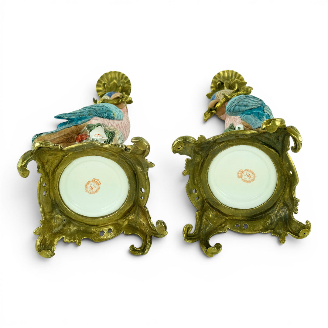 Paire de bougeoirs en porcelaine à perroquets avec monture en bronze
