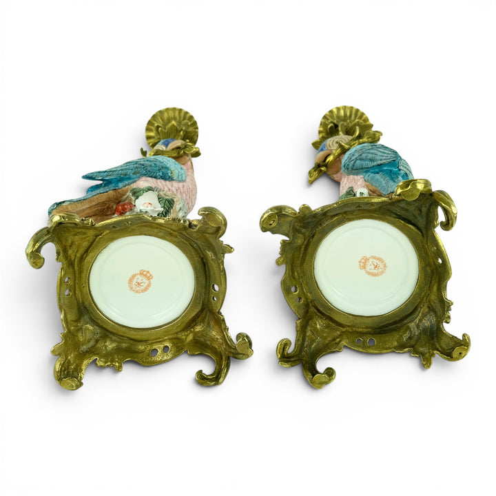 Paire de bougeoirs en porcelaine à perroquets avec monture en bronze