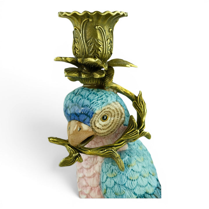 Paire de bougeoirs en porcelaine à perroquets avec monture en bronze
