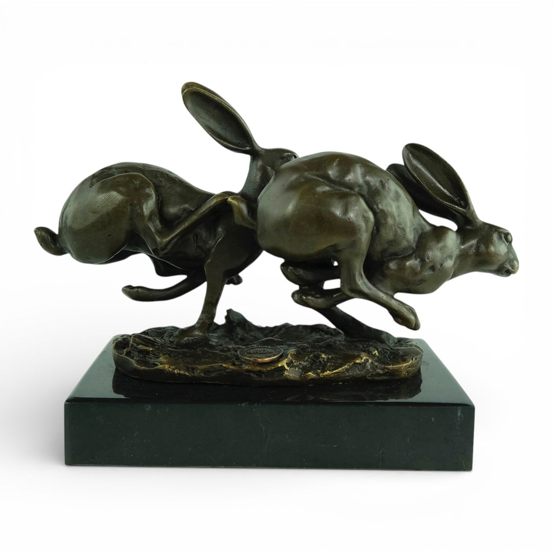 Escultura de bronce de dos liebres corriendo