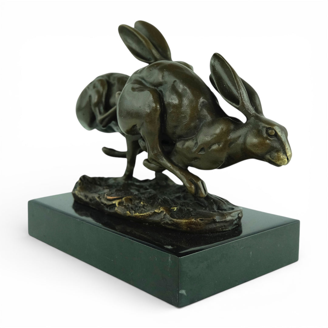 Escultura de bronce de dos liebres corriendo