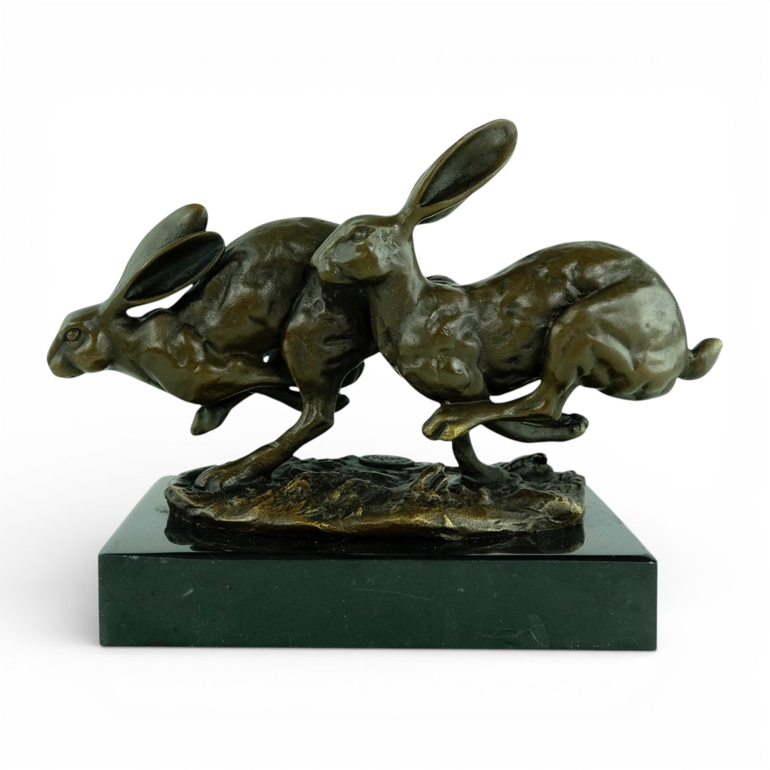 Escultura de bronce de dos liebres corriendo