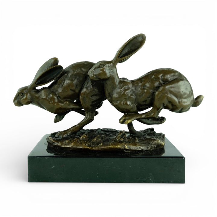 Escultura de bronce de dos liebres corriendo